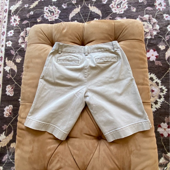 J Crew women’s shorts. City Fit. Size 4. Used. Flaw on back right - Picture 5 of 7